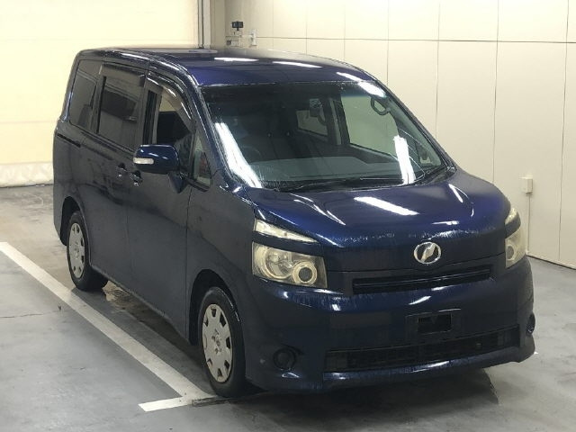 TOYOTA VOXY — фото