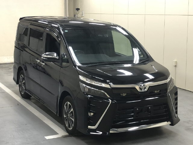 TOYOTA VOXY — фото