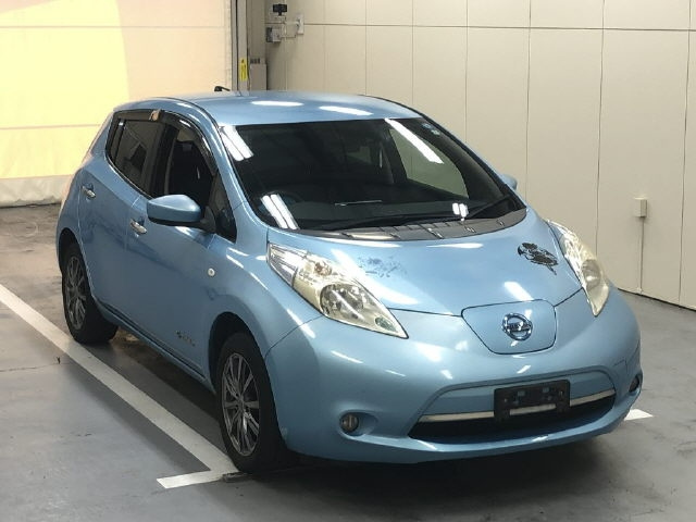 NISSAN LEAF — фото