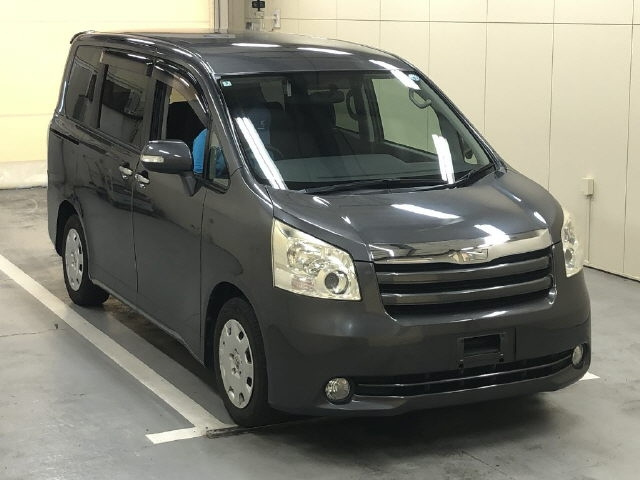 TOYOTA NOAH — фото