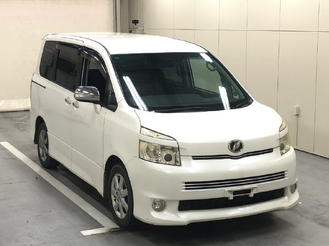 TOYOTA VOXY — фото