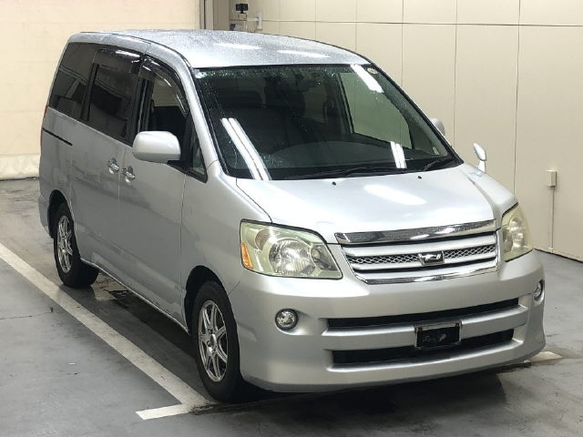 TOYOTA NOAH — фото