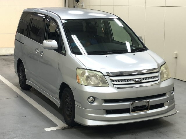 TOYOTA NOAH — фото