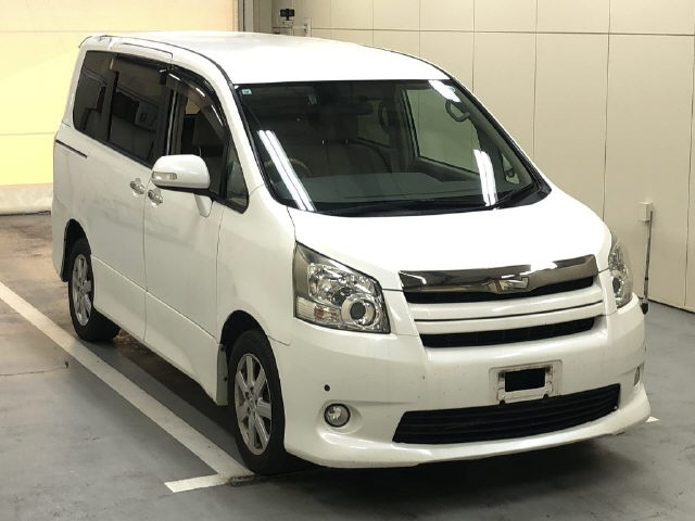 TOYOTA NOAH — фото