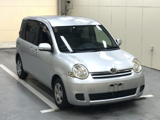 TOYOTA SIENTA — фото