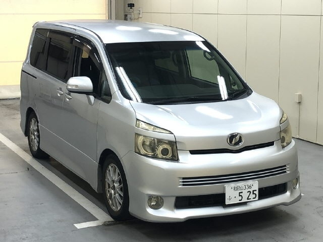 TOYOTA VOXY — фото