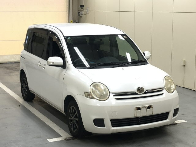 TOYOTA SIENTA — фото
