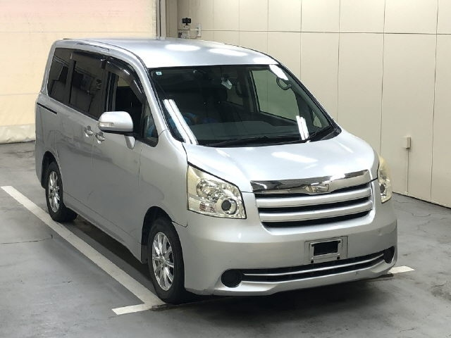 TOYOTA NOAH — фото