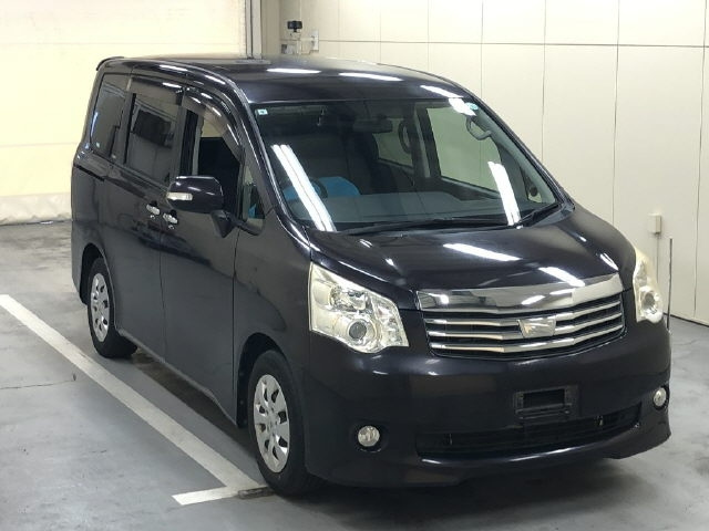 TOYOTA NOAH — фото