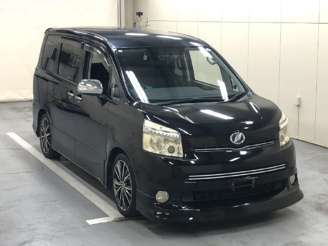 TOYOTA VOXY — фото