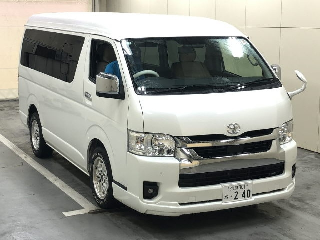 TOYOTA HIACE — фото