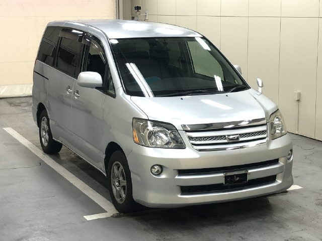 TOYOTA NOAH — фото