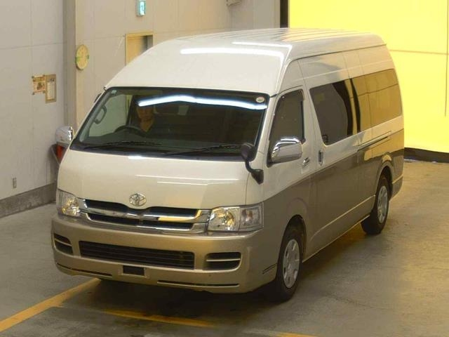 TOYOTA HIACE — фото