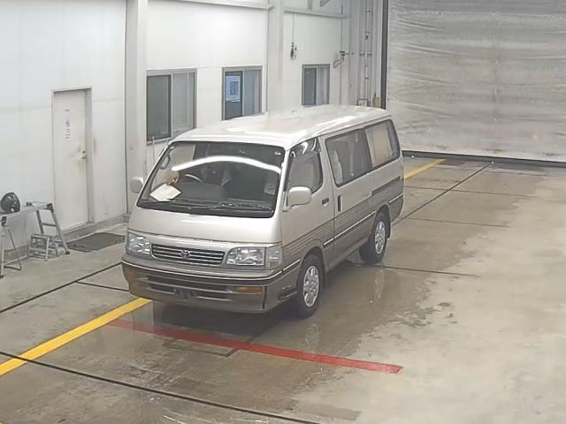 TOYOTA HIACE — фото