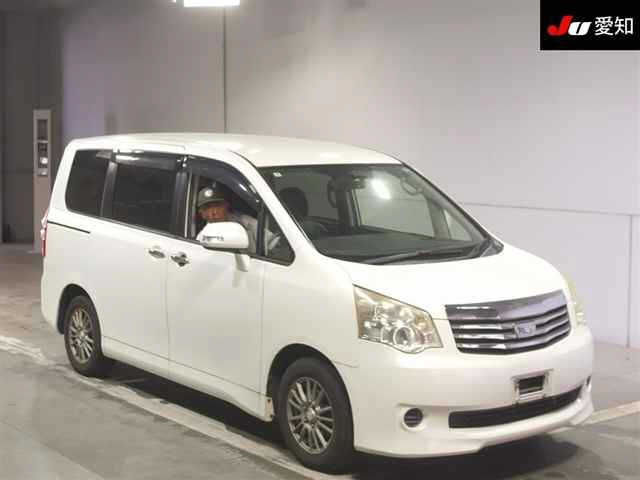 TOYOTA NOAH — фото