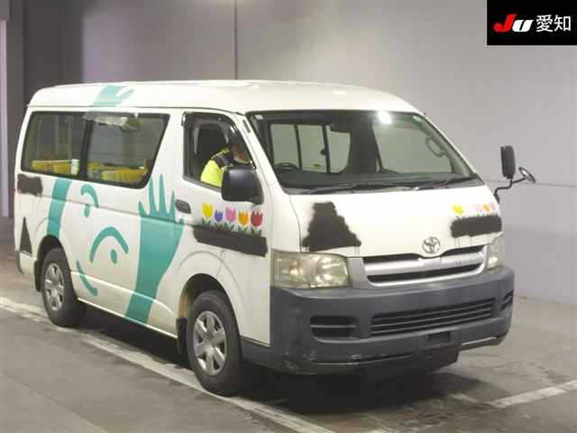 TOYOTA HIACE — фото
