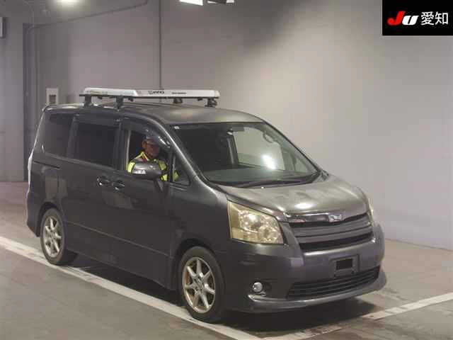TOYOTA NOAH — фото