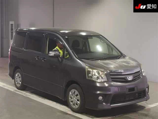 TOYOTA NOAH — фото