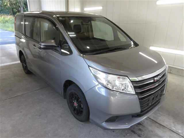 TOYOTA NOAH — фото