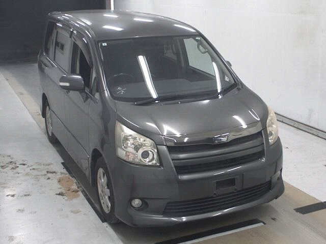 TOYOTA NOAH — фото