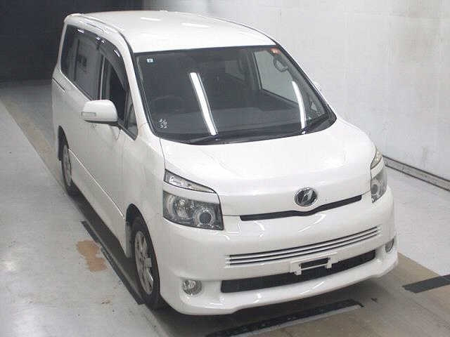 TOYOTA VOXY — фото