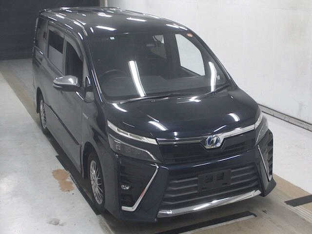 TOYOTA VOXY — фото