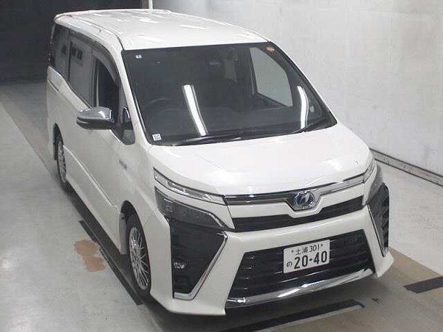 TOYOTA VOXY — фото