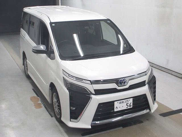 TOYOTA VOXY — фото