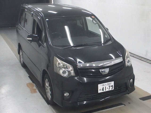 TOYOTA NOAH — фото