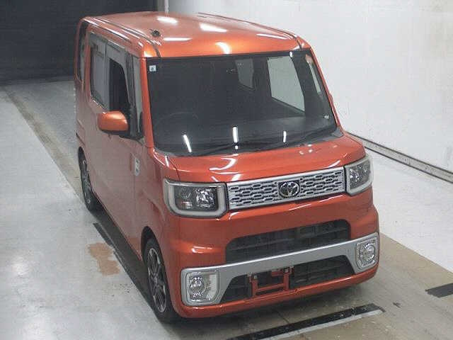 TOYOTA PIXIS — фото