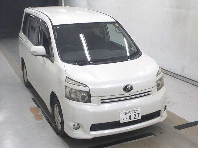 TOYOTA VOXY — фото