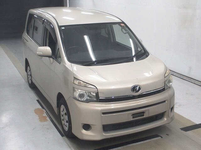 TOYOTA VOXY — фото