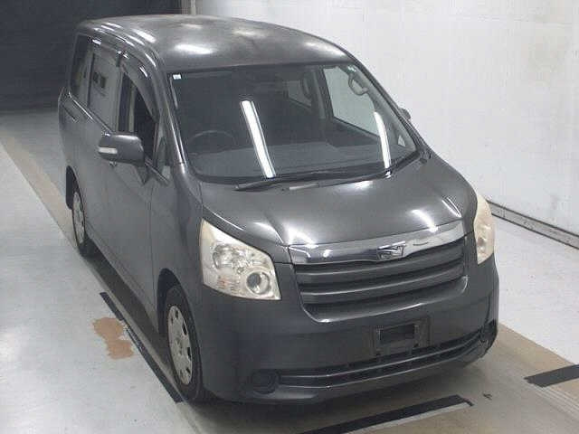 TOYOTA NOAH — фото