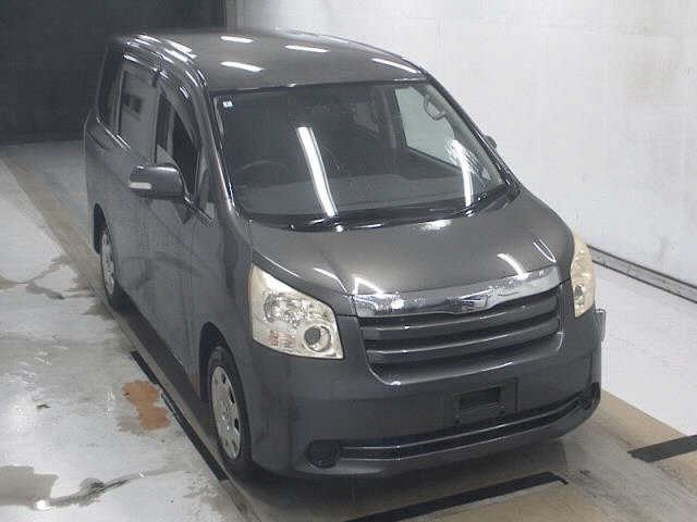 TOYOTA NOAH — фото