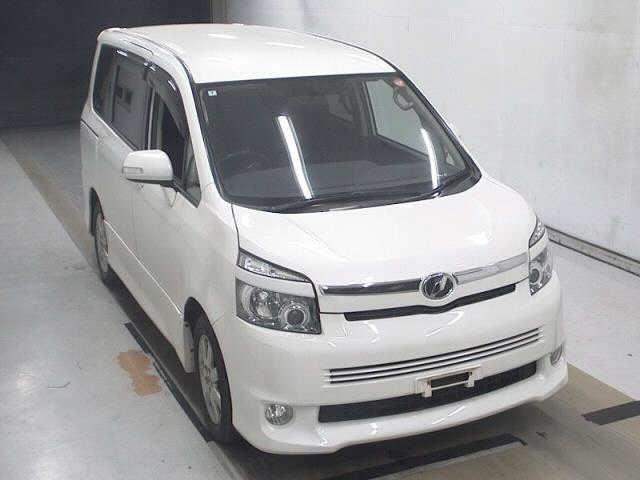 TOYOTA VOXY — фото