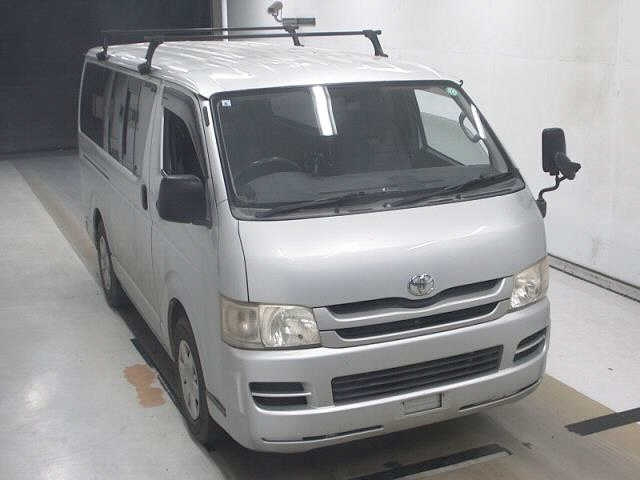 TOYOTA HIACE — фото