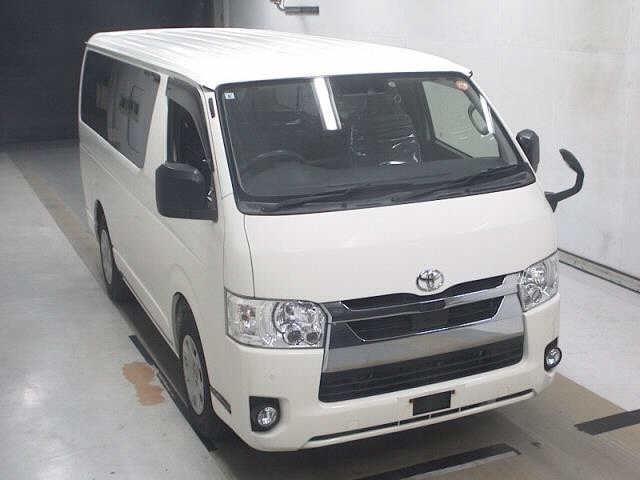 TOYOTA HIACE — фото