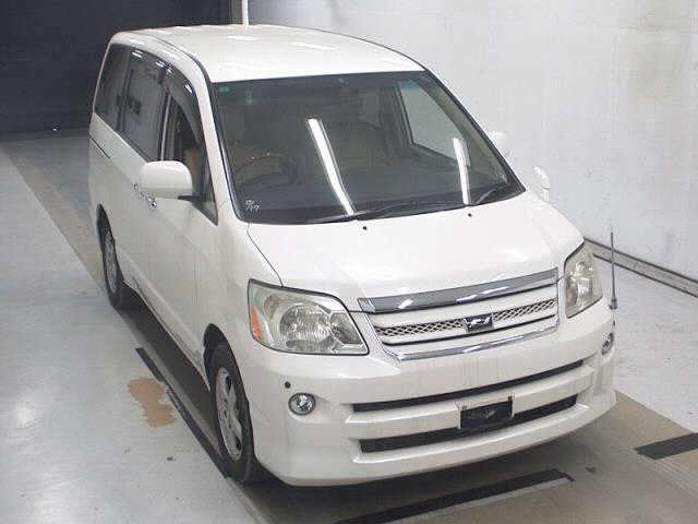 TOYOTA NOAH — фото