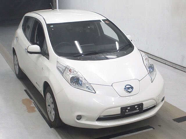 NISSAN LEAF — фото