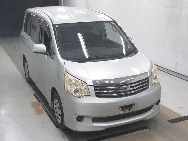 TOYOTA NOAH — фото