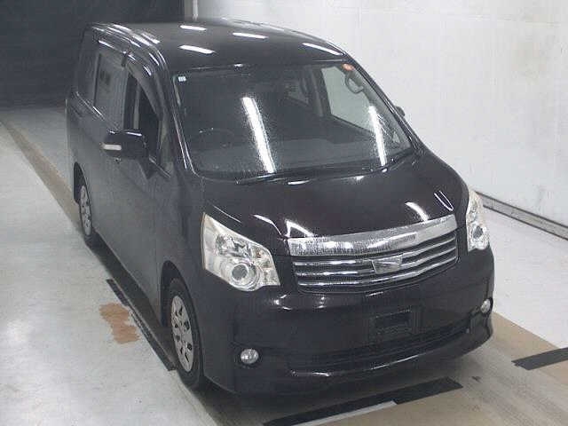 TOYOTA NOAH — фото