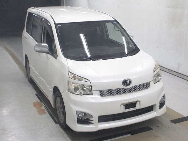 TOYOTA VOXY — фото