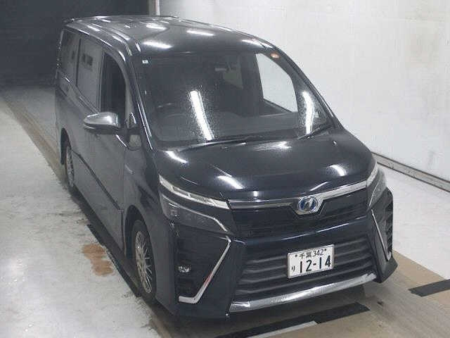 TOYOTA VOXY — фото