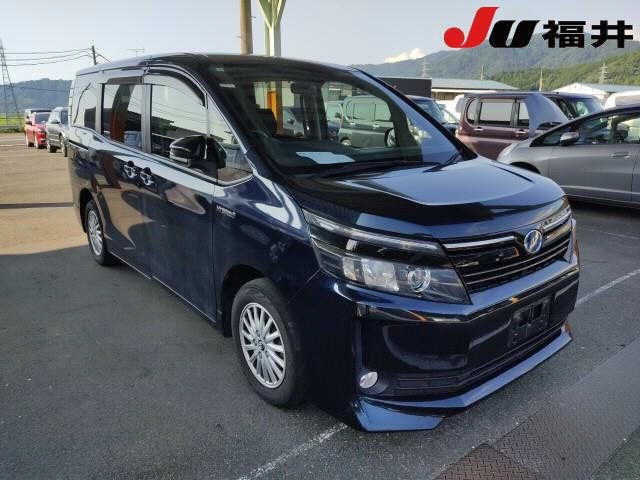 TOYOTA VOXY — фото