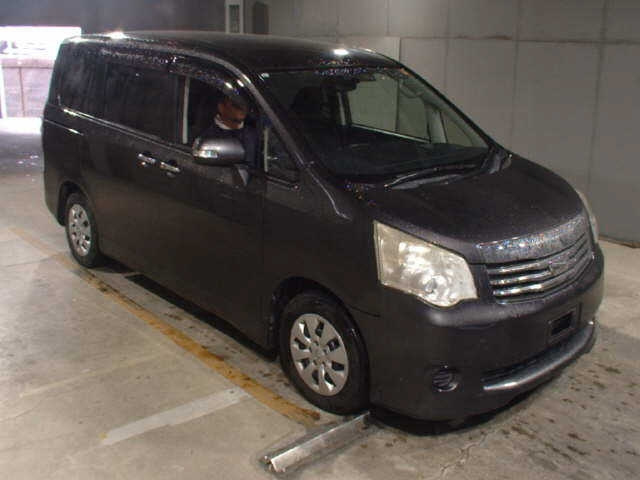 TOYOTA NOAH — фото