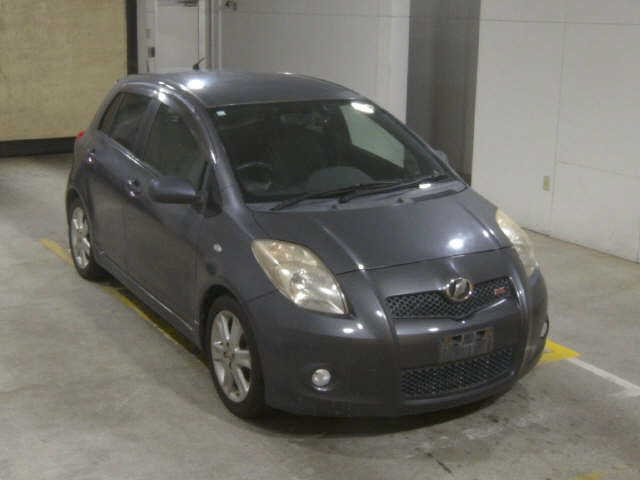 TOYOTA VITZ — фото