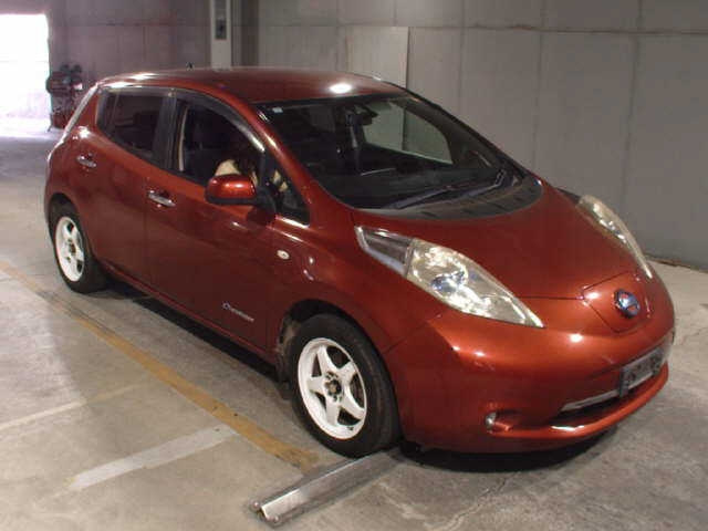 NISSAN LEAF — фото
