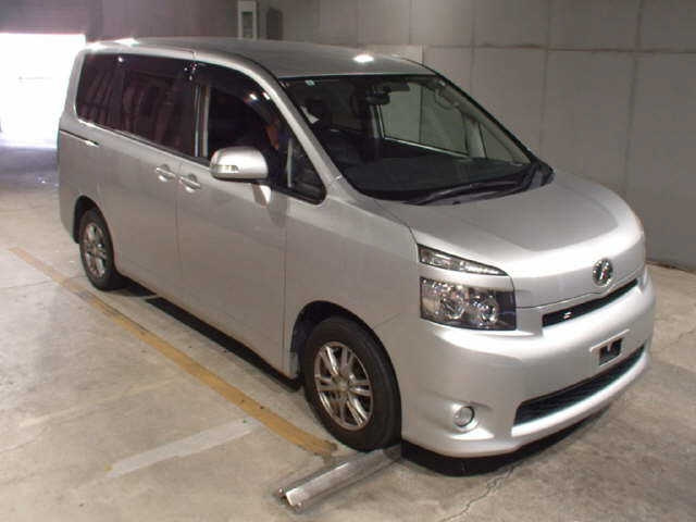TOYOTA VOXY — фото