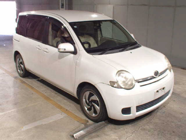 TOYOTA SIENTA — фото