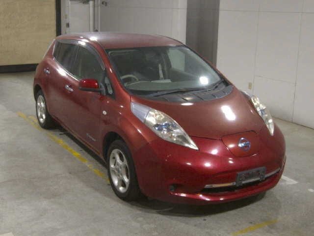 NISSAN LEAF — фото